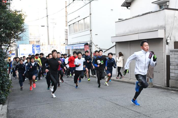 沢山の男性が道路を疾走している写真