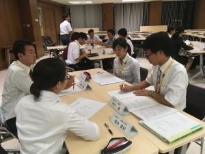 4人の塾生が席に座り話し合いをしている写真