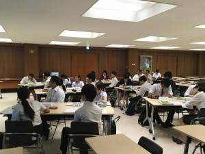 参加者達が席に着いて話を聞いている全体の様子を写している写真