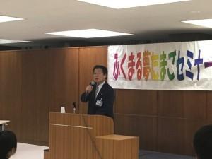 演台に立ち話をしている教育長の写真