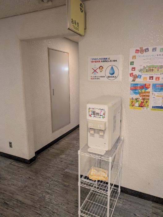 池田市役所4階エレベーターホール設置給水機