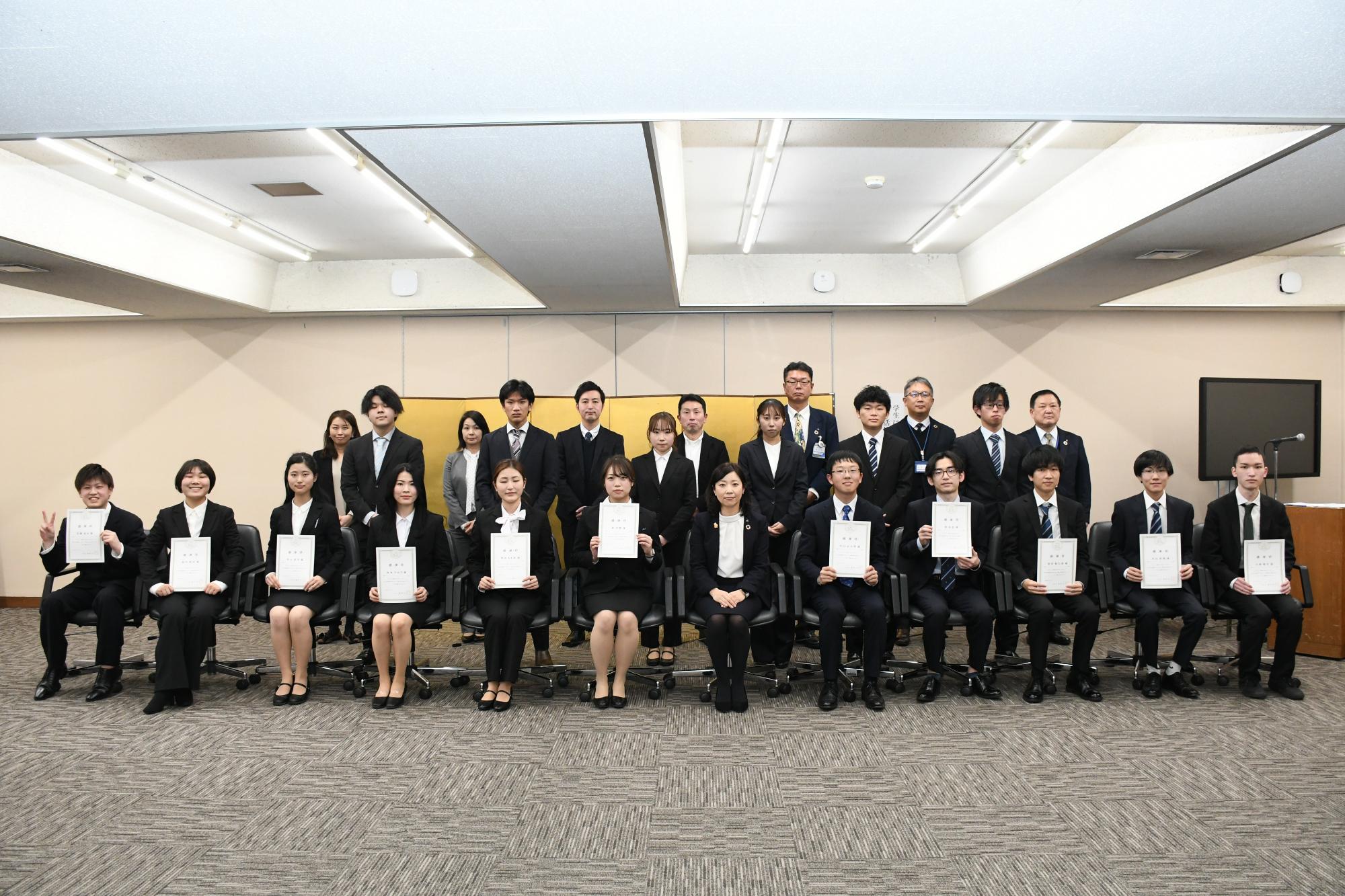 2月2日 学生による空き店舗活用事業 感謝状を贈呈のイメージ