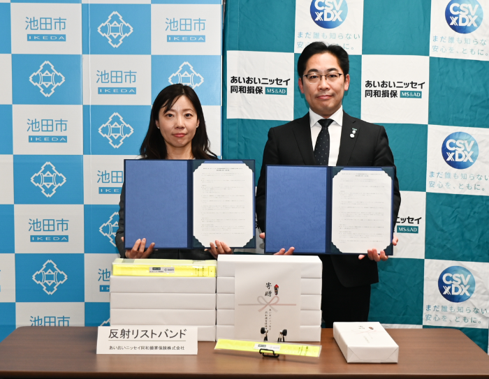 個別連携協定・寄贈品贈呈の様子