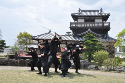 お城のような建物の前で7人の池田忍者甲賀衆がそれぞれポーズを決めて写っている写真