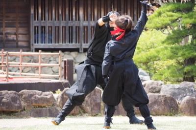 黒い忍者の衣装を着た2人が戦っている写真