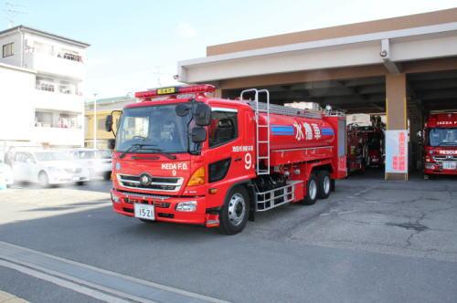 （写真）9号車 小型動力ポンプ付水槽車