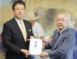 大西熊本市長（写真左）へ寄付金を届ける木田副市長
