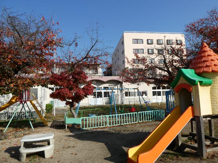 園庭と園舎